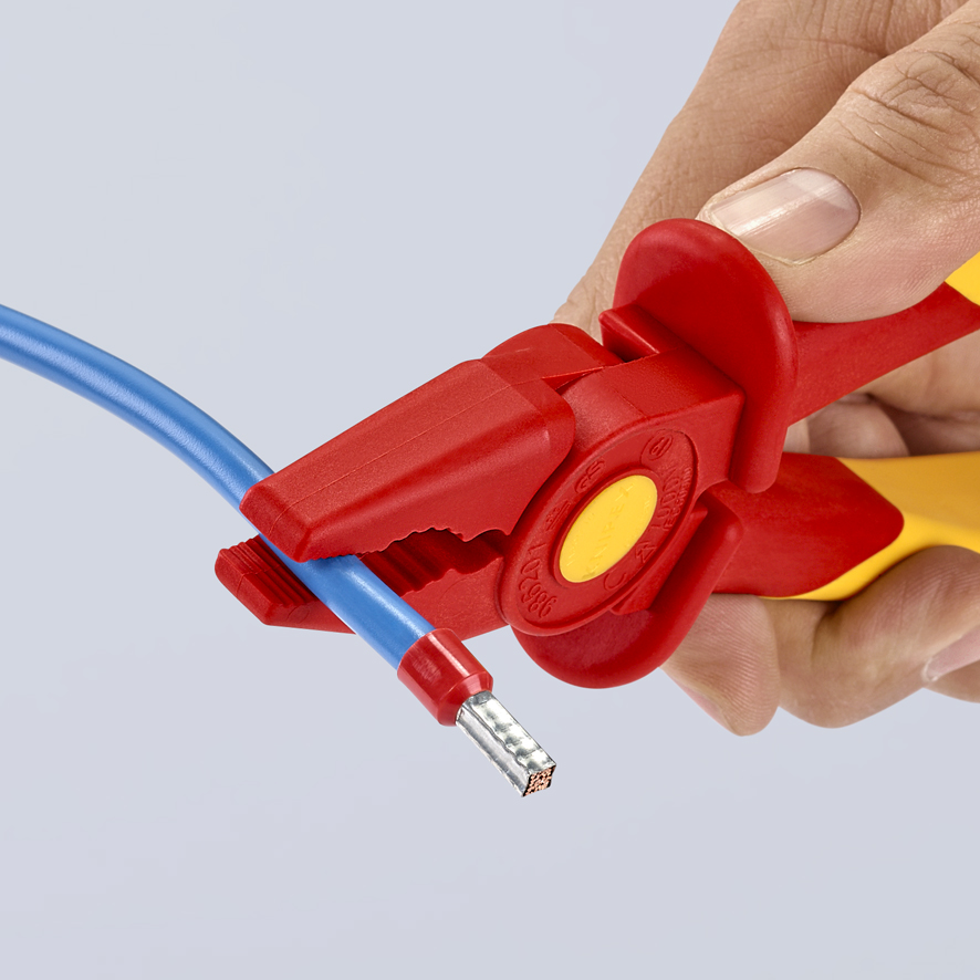 Szczypce płaskie z tworzywa sztucznego izolowane 180mm